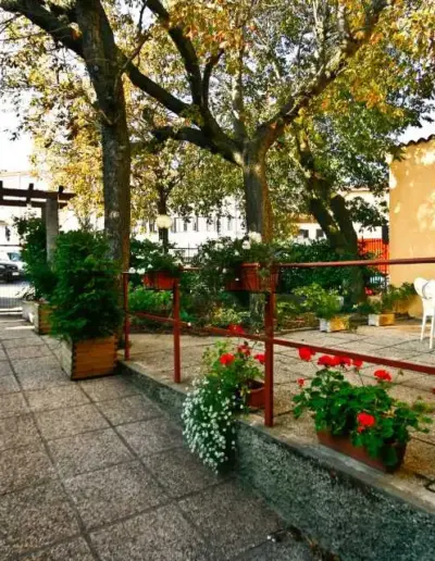 Foto esterna della struttura d'accoglienza, che mostra un vialetto esterno nel verde.